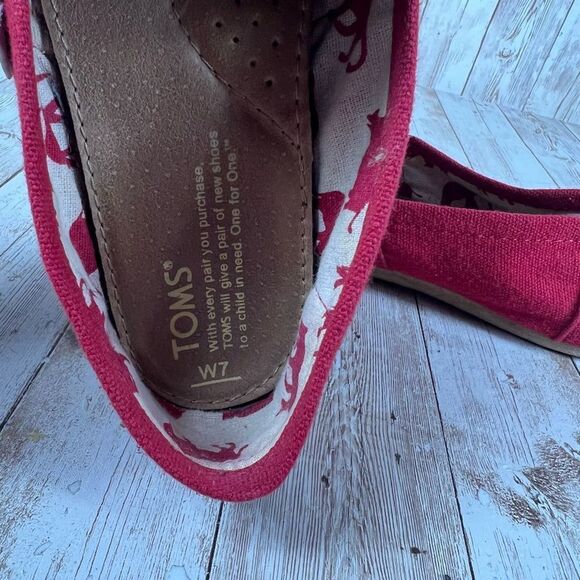 TOMS RED slip Ons - Womens 7‎ - Picture 8 of 8